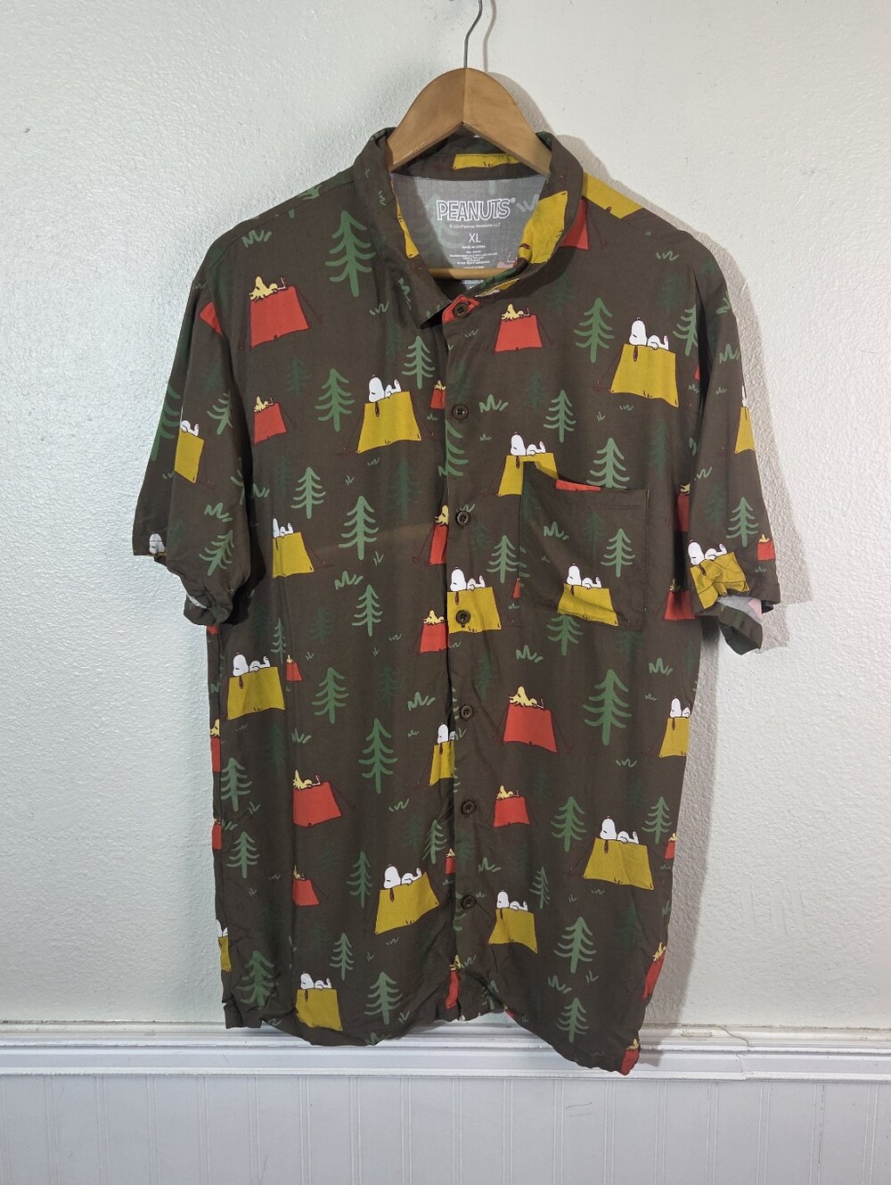 Peanuts Snoopy Woodstock Camping Camp Shirt Mens XL Rayon Button Hawaiian
